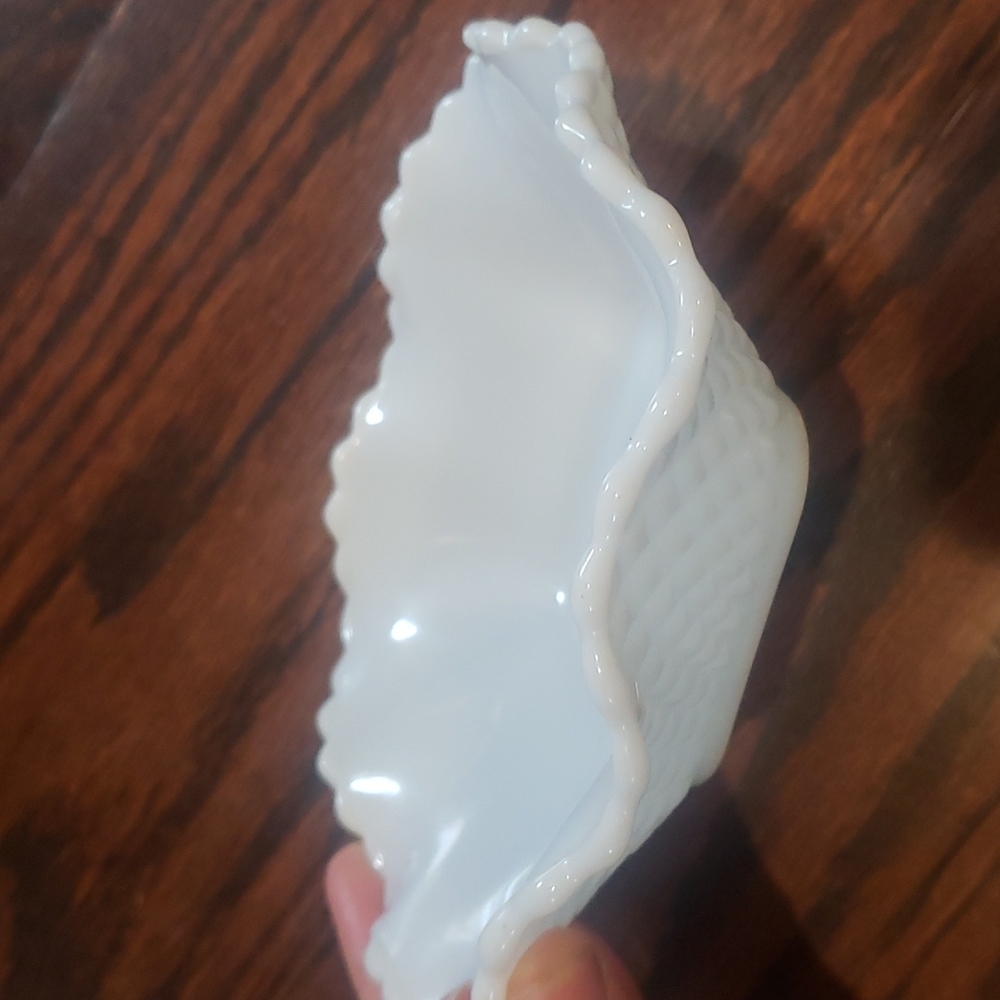VINTAGE ANTIQUE Milk Glass Diamond Pattern Square Ruffled Bowl Dish - Picture 4 of 6